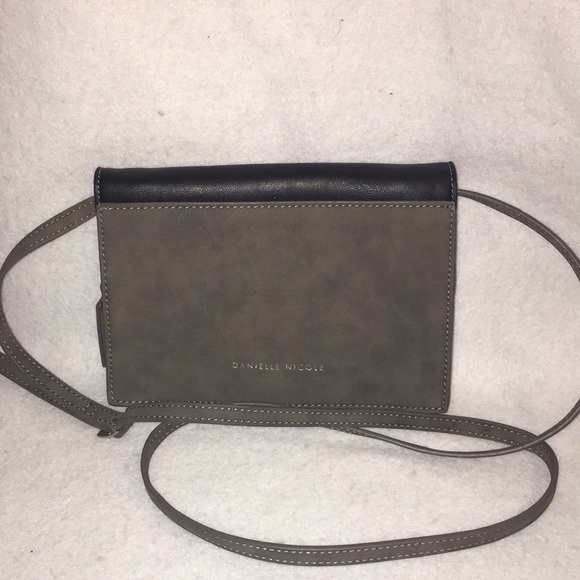 Danielle Nicole Purse 👜 - Picture 2 of 8